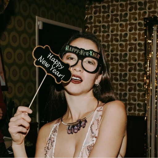 Een vrouw met happy birthday bril - props